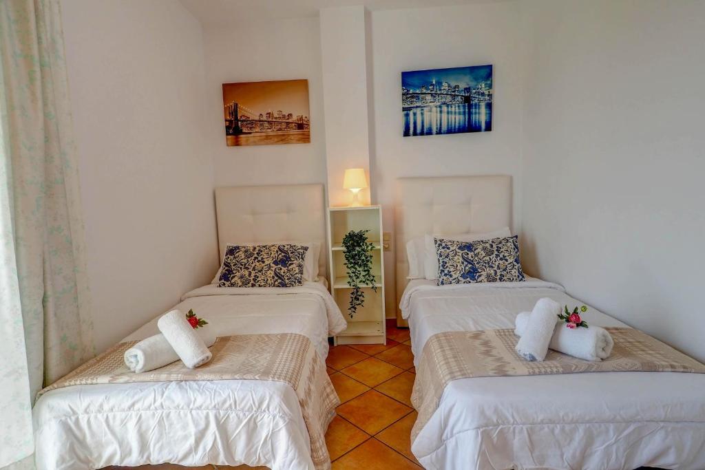 Postel nebo postele na pokoji v ubytování Linda Vista Oasis Penthouse by Hello Homes Sitges