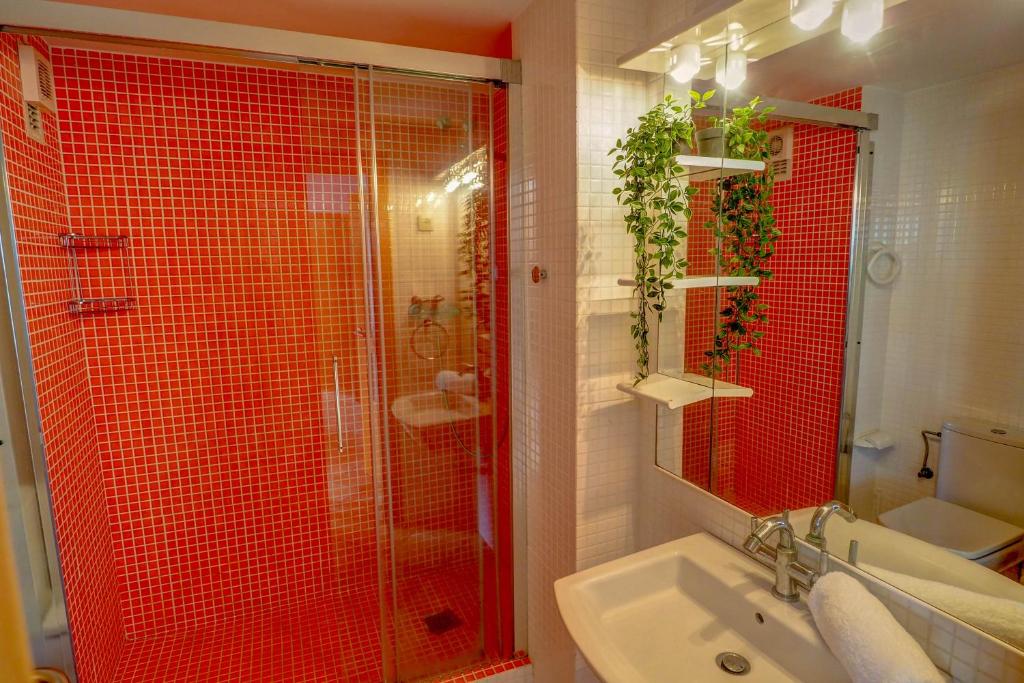 Koupelna v ubytování Linda Vista Oasis Penthouse by Hello Homes Sitges