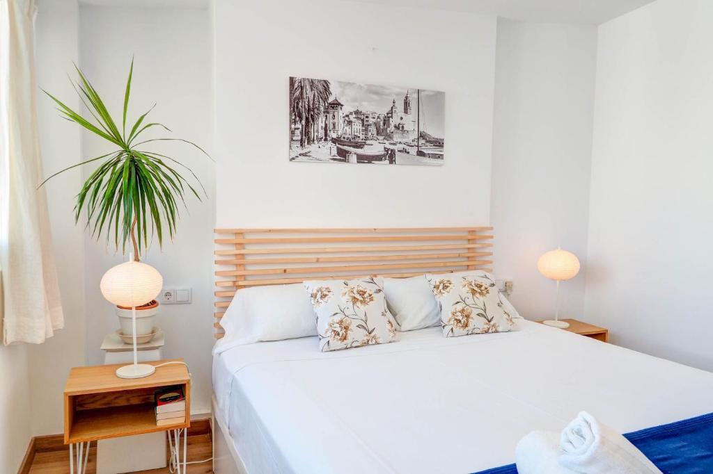 Postel nebo postele na pokoji v ubytování Secret Garden Apartment by Hello Homes Sitges