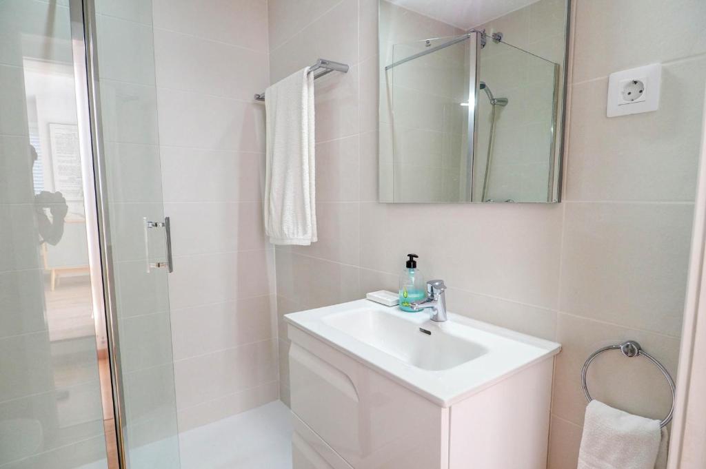 Koupelna v ubytování Secret Garden Apartment by Hello Homes Sitges