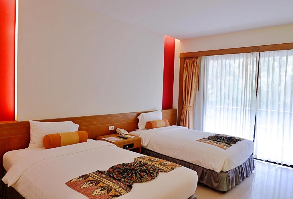 Postel nebo postele na pokoji v ubytování Tinidee Golf Resort Phuket - SHA Extra Plus