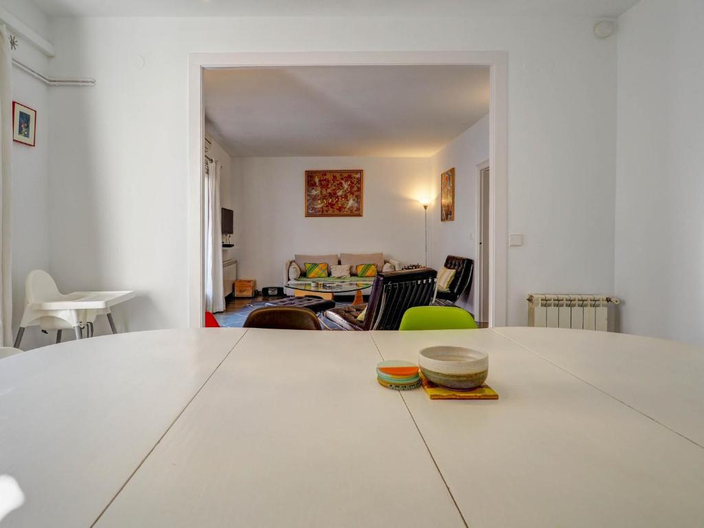 A seating area at The Lilium Apartment by Hello Homes Sitges