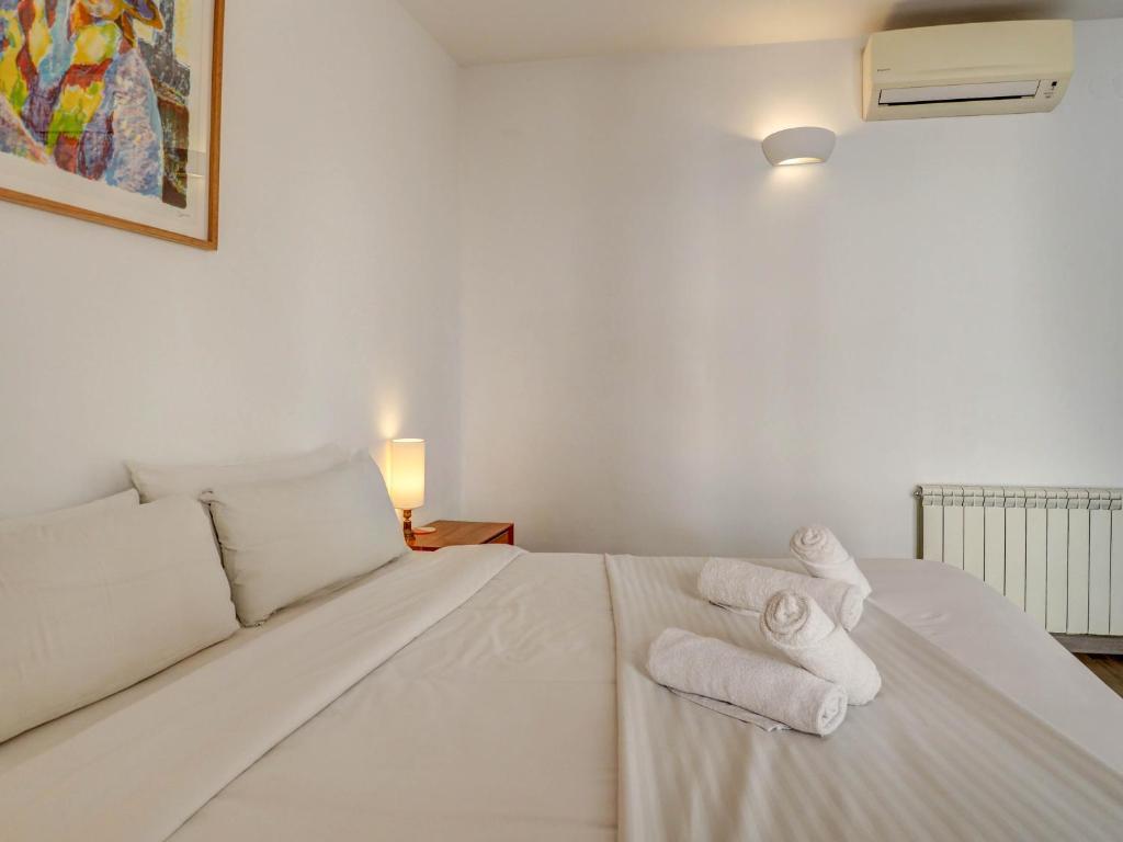 A bed or beds in a room at The Lilium Apartment by Hello Homes Sitges