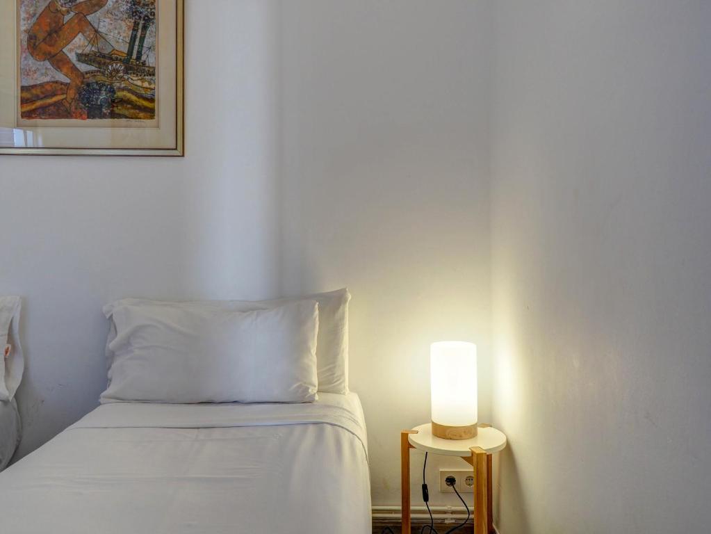 A bed or beds in a room at The Lilium Apartment by Hello Homes Sitges