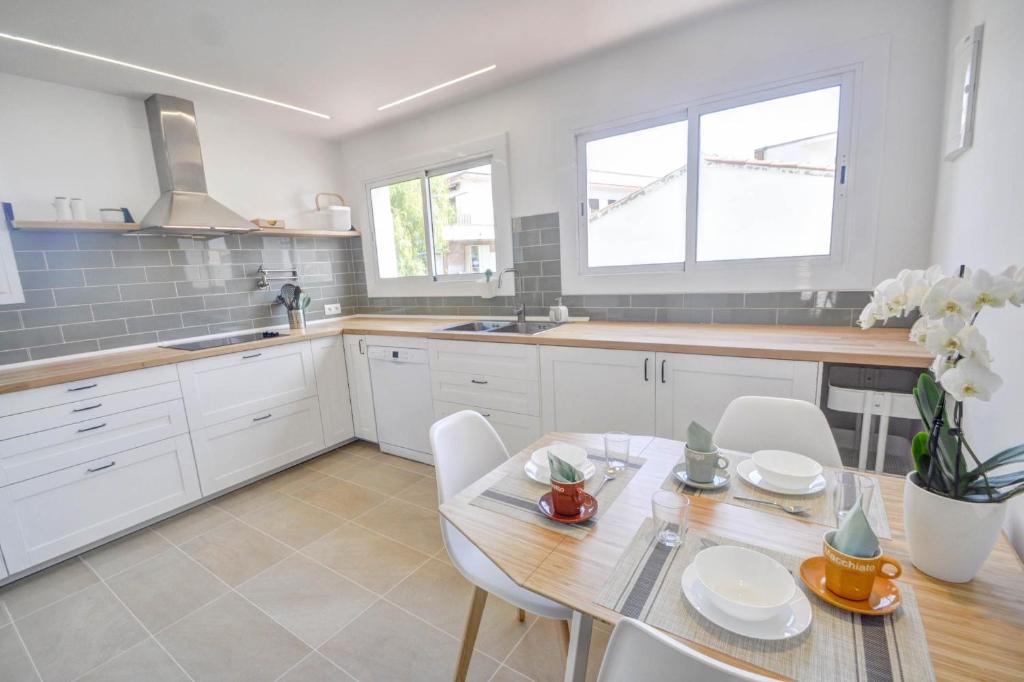 Kuchyňa alebo kuchynka v ubytovaní The Luxor Apartment by Hello Homes Sitges