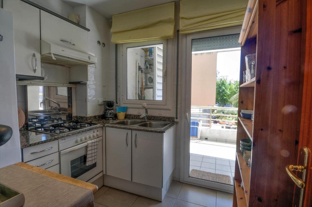 Kuchyň nebo kuchyňský kout v ubytování The Rose by Hello Homes Sitges