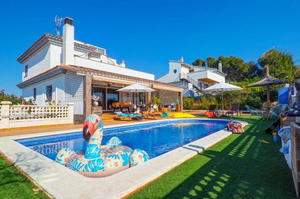 une maison avec une piscine à nouilles gonflables dans l'établissement Villa Talaya by Hello Homes Sitges, à Sant Pere de Ribes