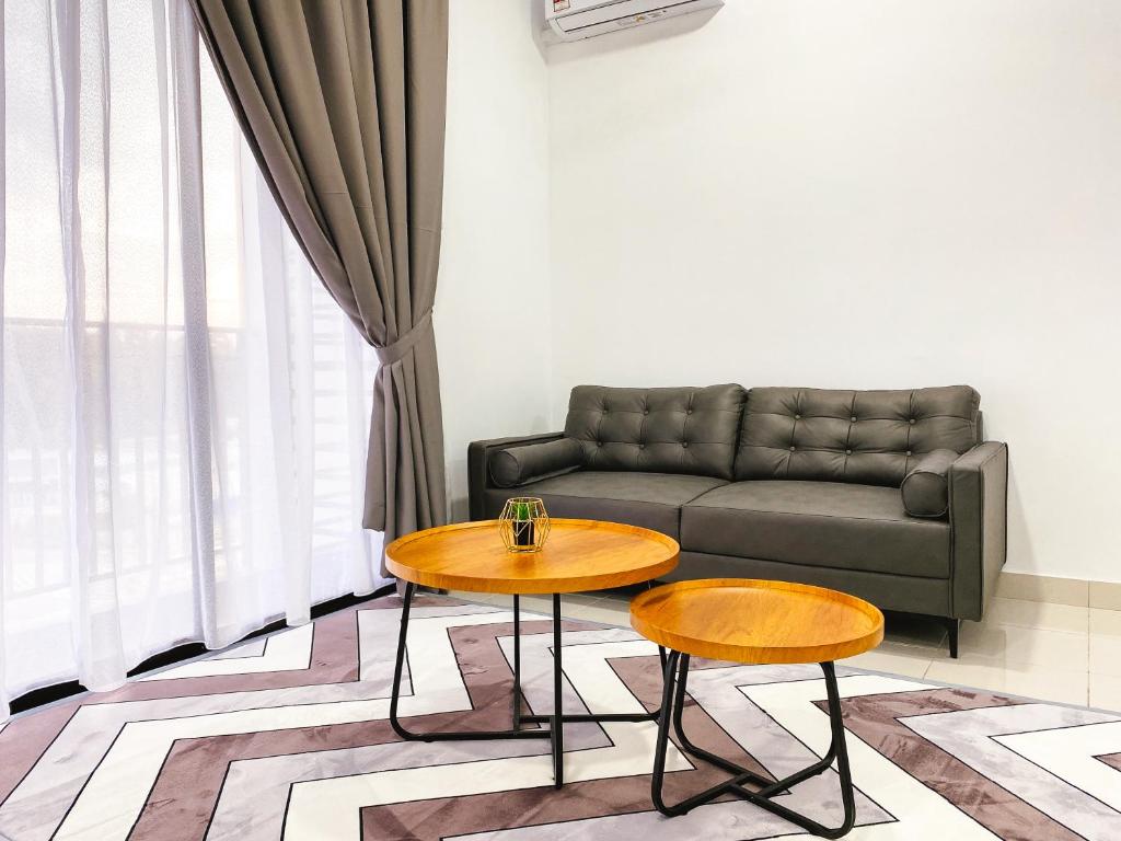 uma sala de estar com um sofá e uma mesa em Family 2 Rooms w/t Internet Nilai Youth City A07 em Nilai