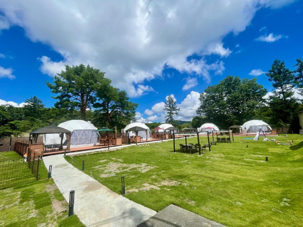Zahrada ubytování Gramercy Village 山中湖 Glamping &Sauna