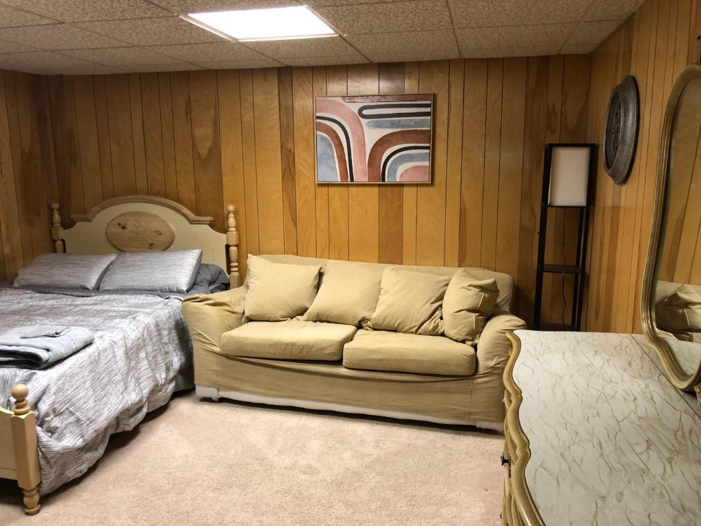 ein Wohnzimmer mit einem Sofa und einem Bett in der Unterkunft Hershey retreat 4 in Harrisburg