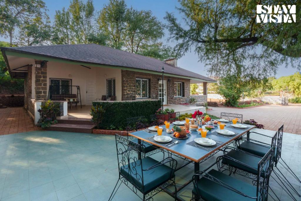 Ποτά στο The Deck by StayVista - Country house architecture with Valley View