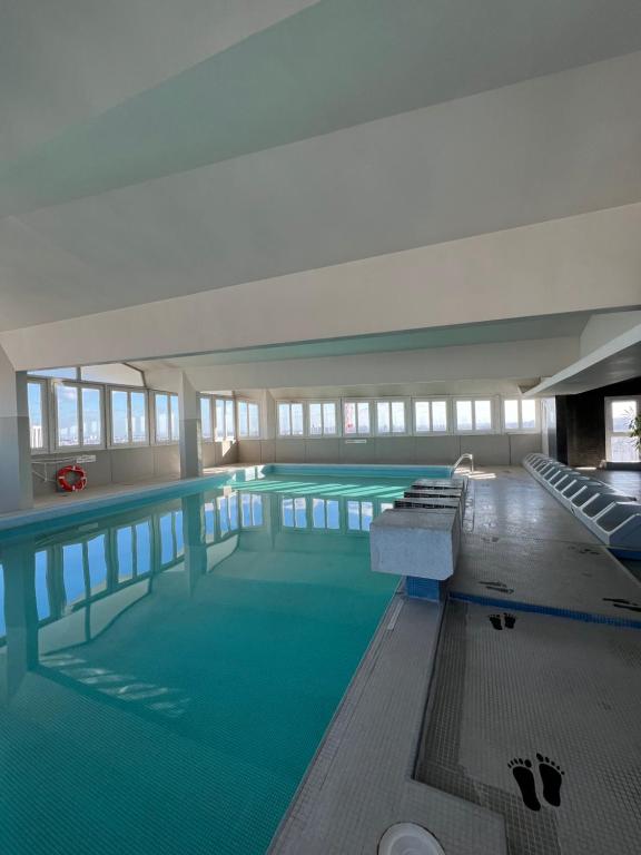 una gran piscina de agua verde en un edificio en Suite Bella vista : piscine & vue panoramique, en París
