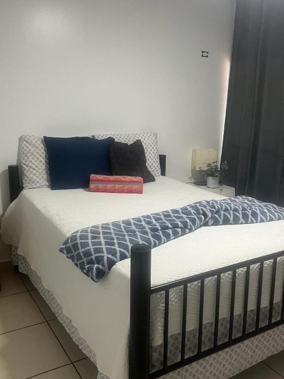 Postel nebo postele na pokoji v ubytování Dorado Beach Condo