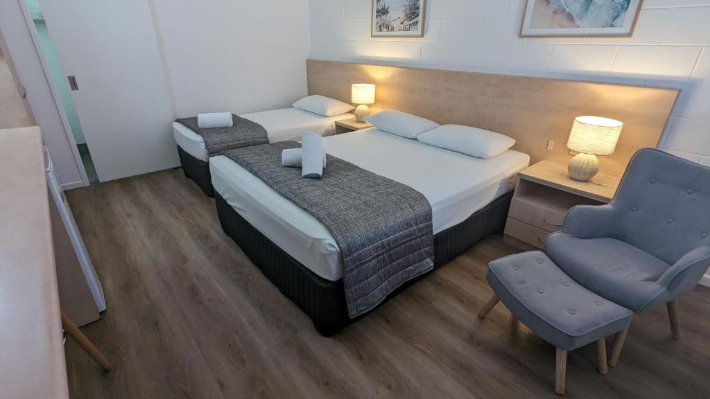 Postel nebo postele na pokoji v ubytování Moffat Beach Motel Caloundra