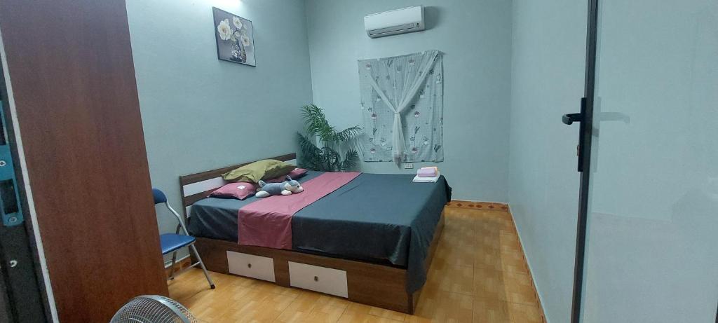 a bedroom with a bed in a room at LeMin Homestay in Hai Phong