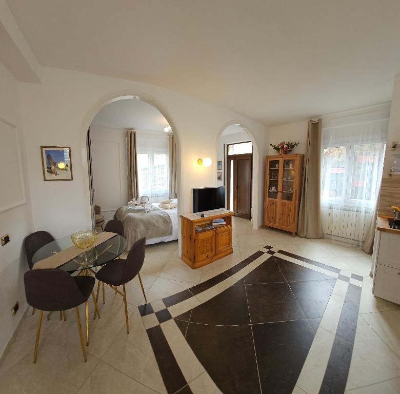 Televízia a/alebo spoločenská miestnosť v ubytovaní Bellagio Rotonda apartment