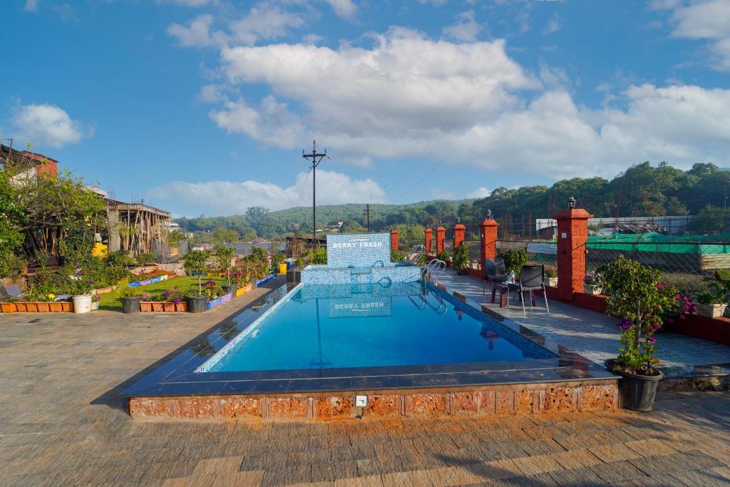 Suitetrails - A cozy private room with bathtub and balcony with common pool