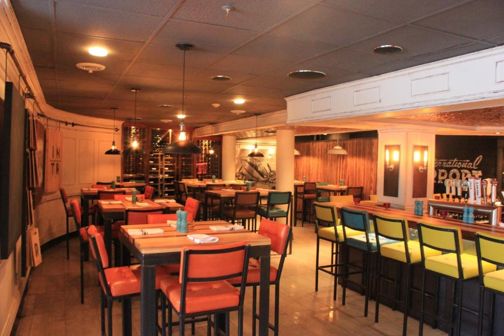 Restaurace v ubytování Hotel Chicoutimi, affilié à Hyvi