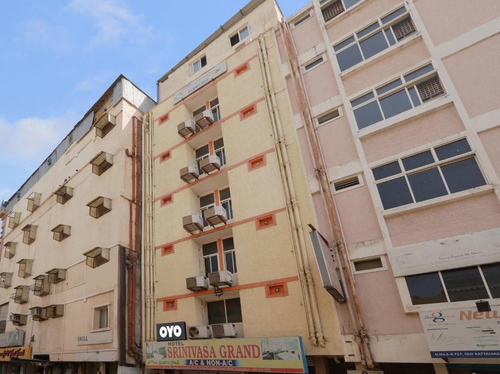 OYO Hotel Srinivasa Grand في حيدر أباد: عمارة سكنية تبنى في مدينة