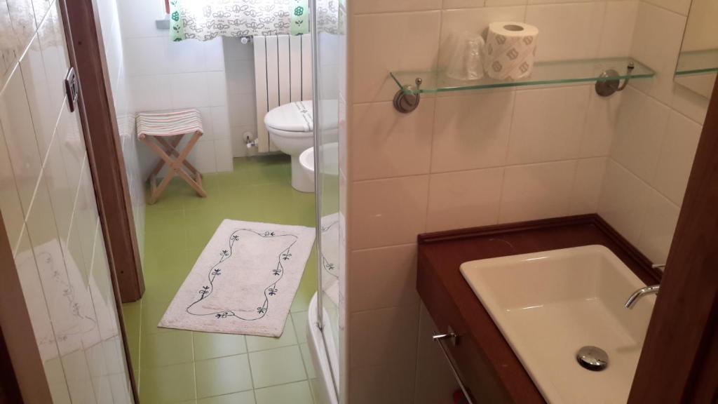 uma pequena casa de banho com lavatório e WC em B&B L'Albero Di Antonia em Atri
