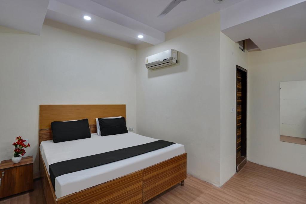 sypialnia z łóżkiem w białym pokoju w obiekcie OYO Lotus Inn w Nowym Delhi