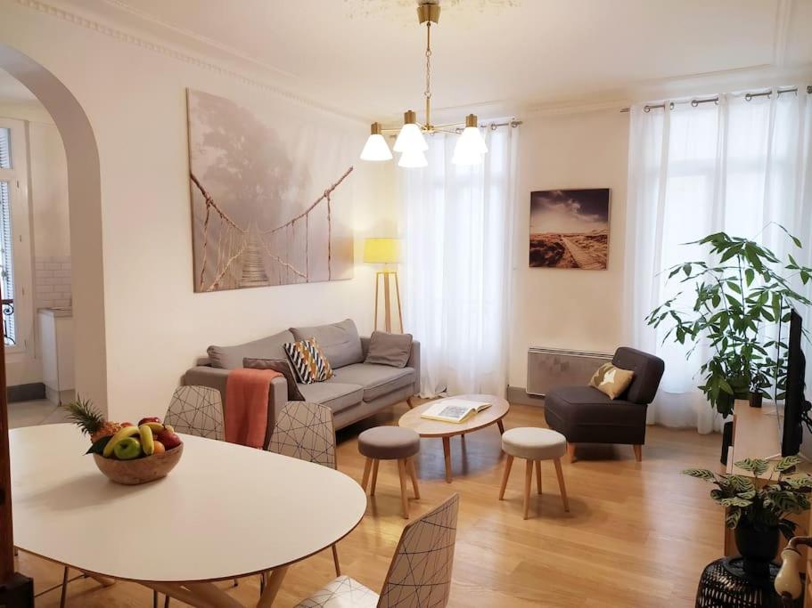 un salon avec un canapé et une table dans l'établissement L'ombre du Vieux-Port appartement spacieux, à Marseille
