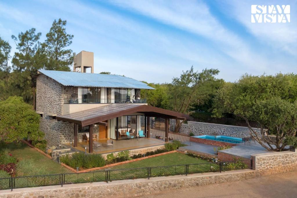 Πισίνα στο ή κοντά στο Dawn Ecstasy by StayVista - Hill-view villa with Modern interiors, Garden area & Indoor games