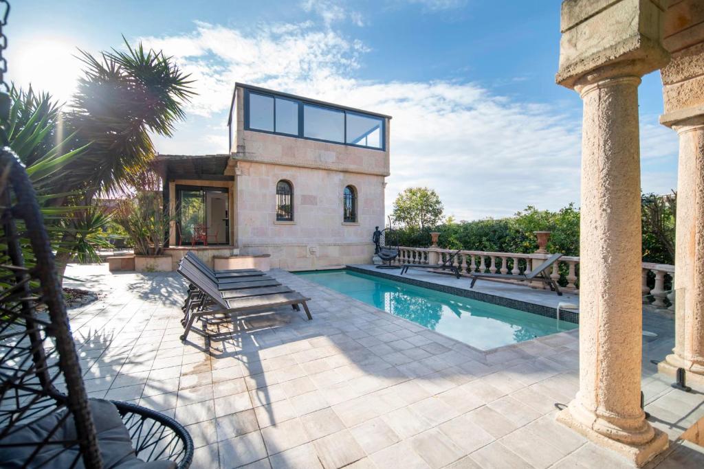 une villa avec piscine et une maison dans l'établissement REF 2134 - Cannes - Magnificent villa for rent, à Cannes