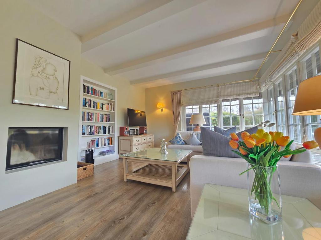 ein Wohnzimmer mit Sofa und Tisch in der Unterkunft Ferienhaus Cäcilienhof West in Kampen