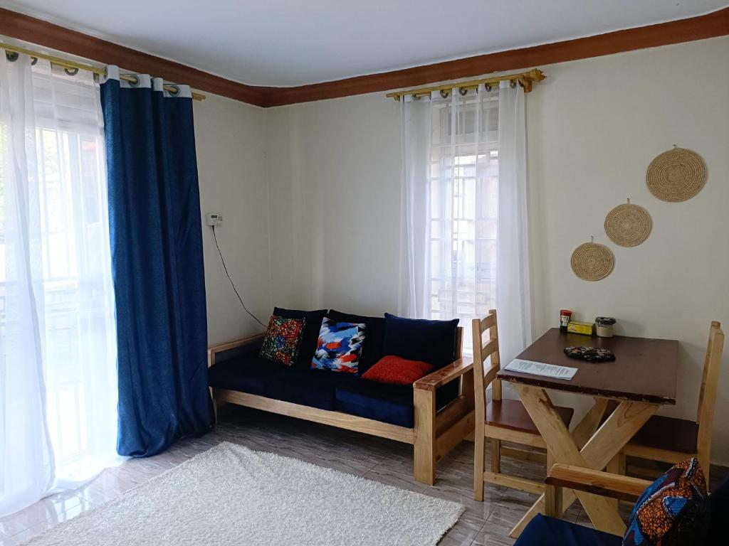 Posezení v ubytování Amaryllis blue,8mins source to River Nile,secure, peaceful, central great location