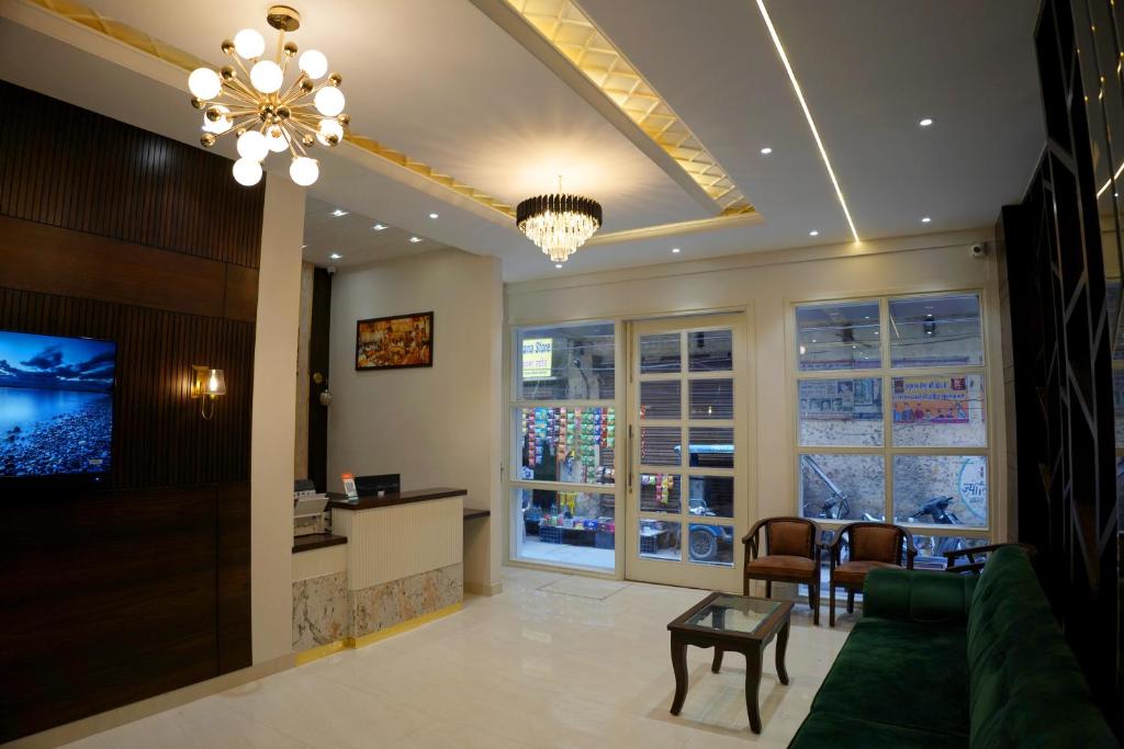 een woonkamer met een groene bank en een tafel bij Hotel Swastik 5 Minutes walking From Golden Temple in Amritsar
