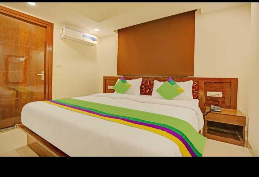 Een bed of bedden in een kamer bij OYO Hotel Airport Plaza By Palace