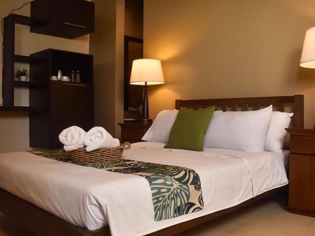 um quarto de hotel com uma cama com toalhas em Stay Inn Plus em Mexico