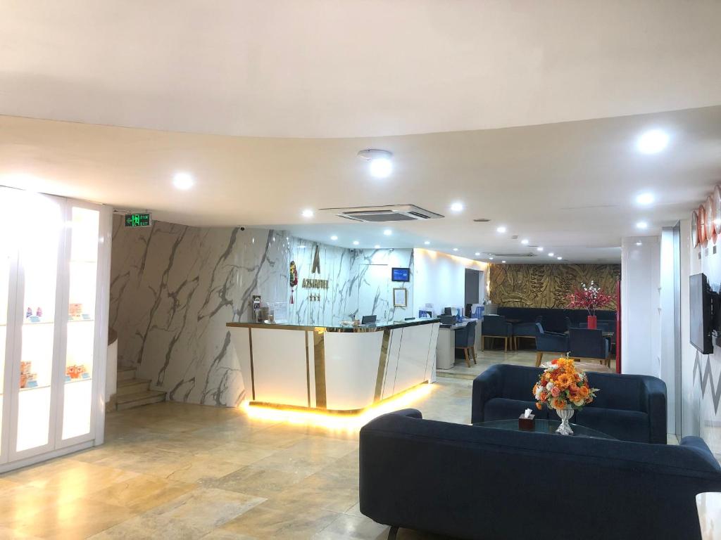 河內的住宿－A25 Hotel - 12 Ngô Sỹ Liên，客厅配有2张蓝色沙发和1个台面