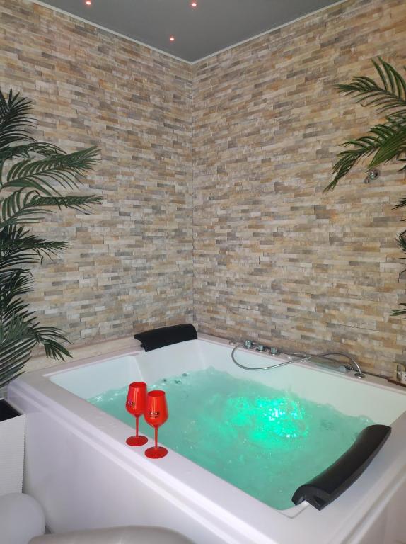 una vasca da bagno con 2 sedie rosse in una stanza di Mary Gery's Rooms a Castellammare del Golfo