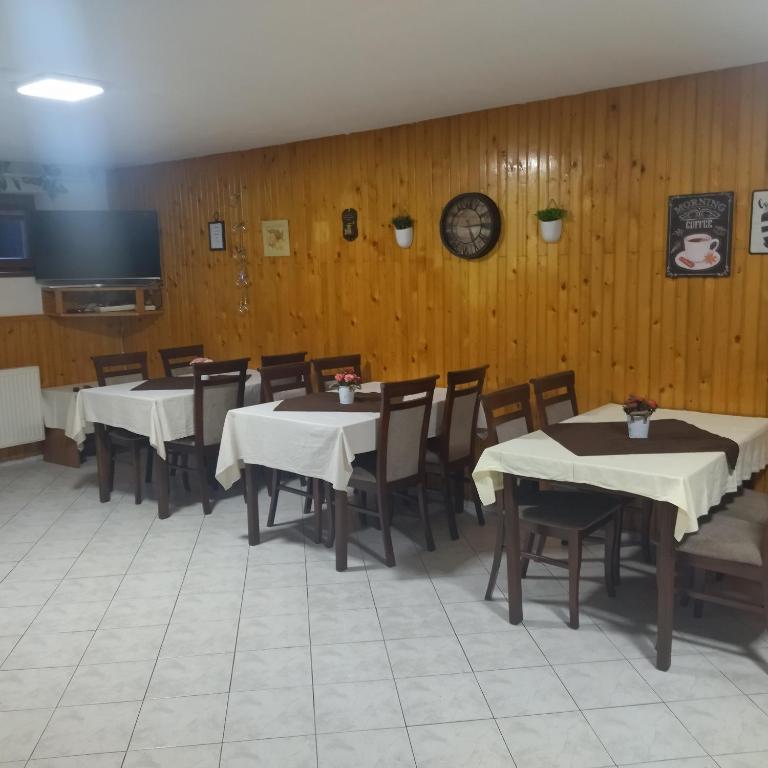 Reštaurácia alebo iné gastronomické zariadenie v ubytovaní Penzion Helena