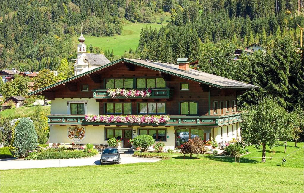 una grande casa con una macchina parcheggiata di fronte di Awesome Apartment In Flachau With 2 Bedrooms And Internet a Flachau