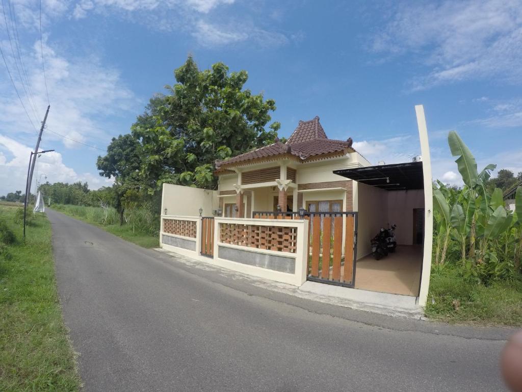 a small house on the side of a road at Capital O 93718 Homestay 3 Bidadari in Yogyakarta