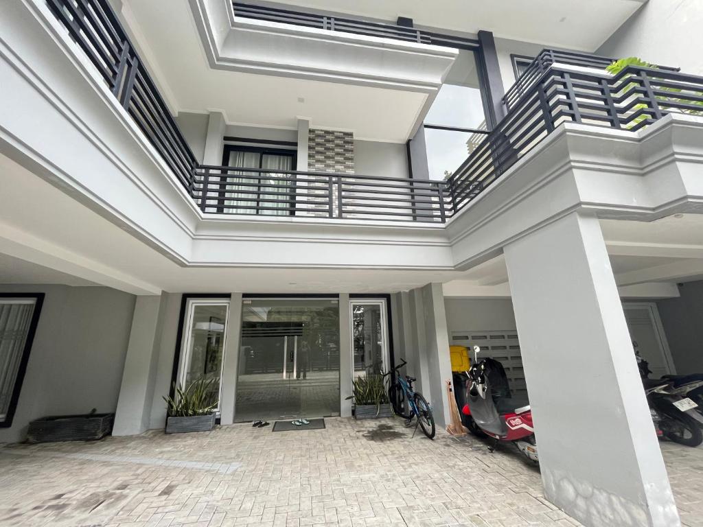 an image of a house with a balcony at OYO 93721 Pulo Asem Residence in Jakarta