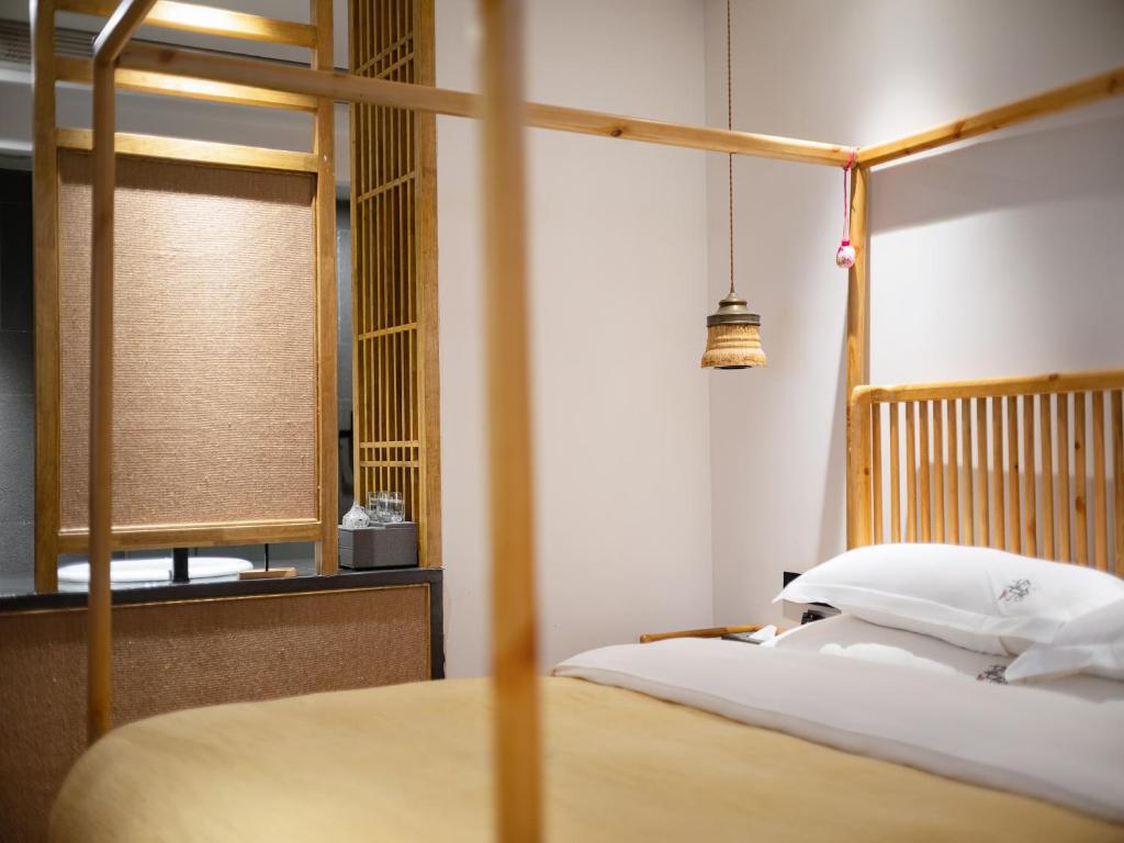 Postel nebo postele na pokoji v ubytování Wang Yun Residence Boutique Homestay Zhangjiajie