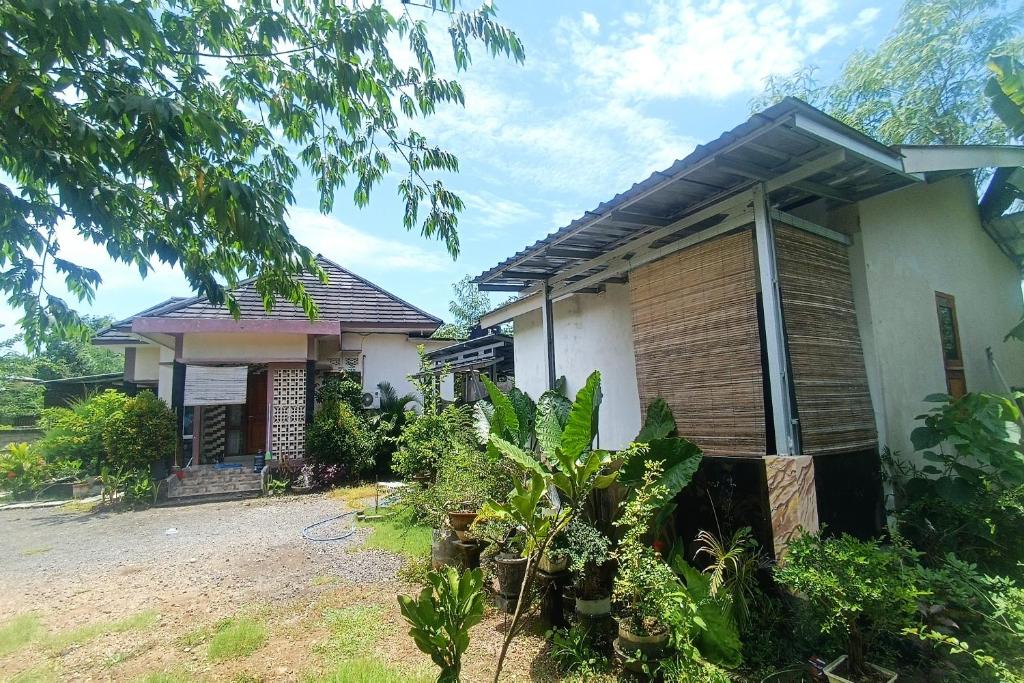 una casa con techo de gambrel en OYO 93737 Bale Oyan Homestay en Kuta Lombok