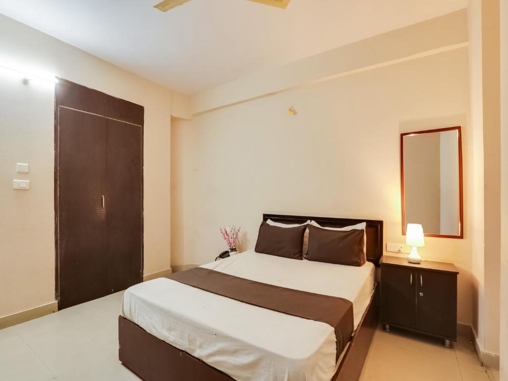 เตียงในห้องที่ OYO Hotel Srinivasa Grand