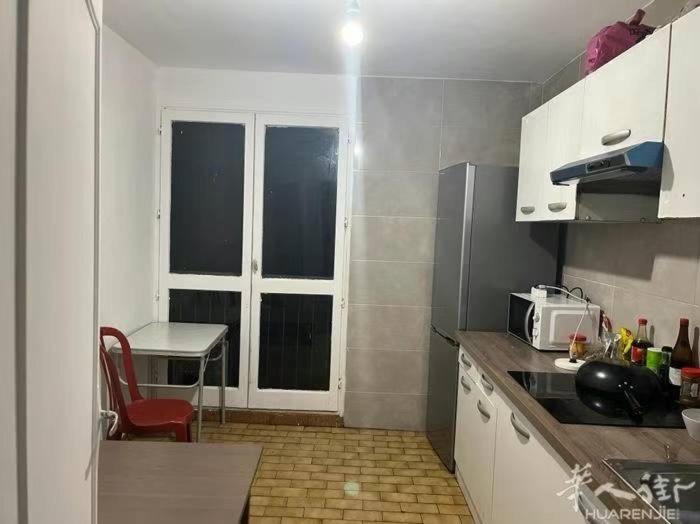 a small kitchen with a table and a window at 巴黎短租 in Paris