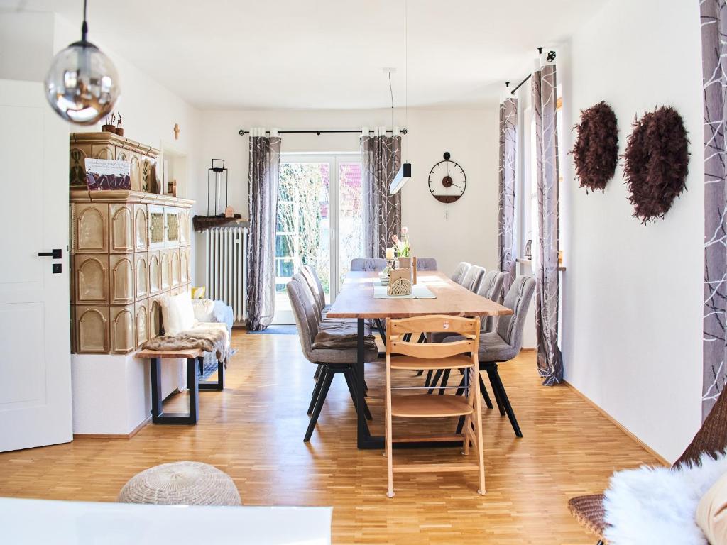 a dining room with a table and chairs at Familyhaus Hochreuther's Hof in Oberdachstetten