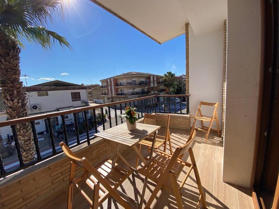 patio ze stołem i krzesłami na balkonie w obiekcie Apartamentos LOSA RURAL 