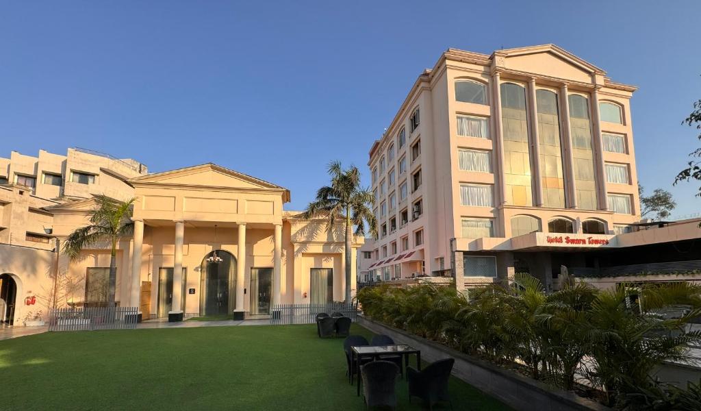 巴雷利Hotel Swarn Towers的中间有草坪的一组建筑