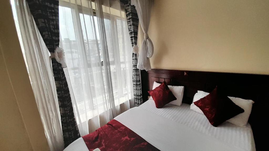 Postel nebo postele na pokoji v ubytování Epitome Times Hotel