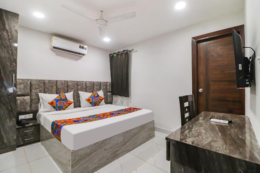 1 dormitorio con 1 cama y puerta de madera en FabExpress Super 8 Residency, en Nueva Delhi