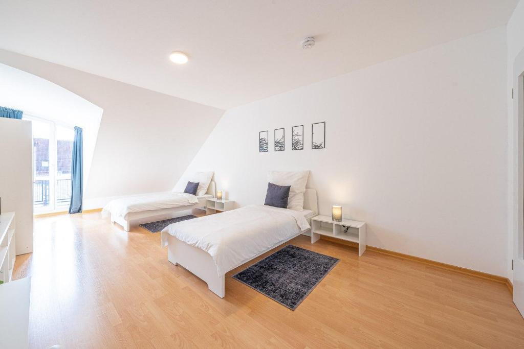 1 dormitorio blanco con 2 camas y mesa en Nice Apartment in Blankenfelde-Mahlow, en Blankenfelde