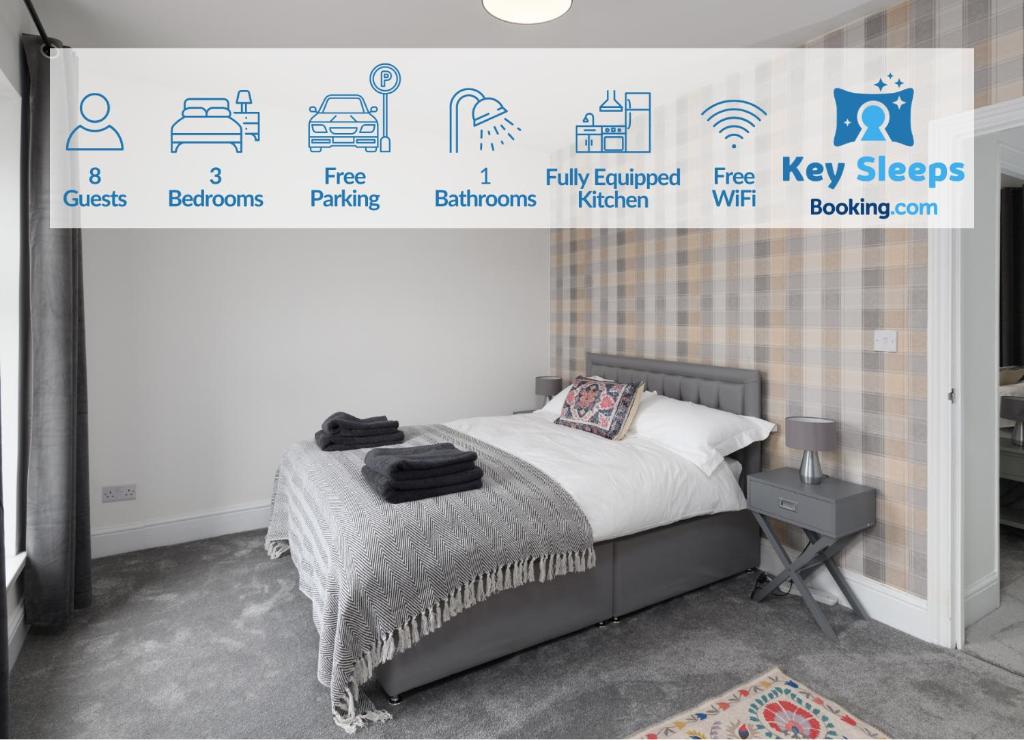 Inviting House near Skewen Park في Skewen: غرفة نوم بسرير وعلامة عليها لافتات مفتاح